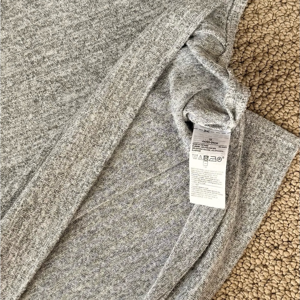Banana Republic Woman’s Heather Gray V-Neck Short Sleeve Oversized Knit Top - Picture 6 of 6